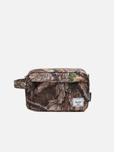 HERSCHEL Herschel x Realtree APX Chapter Travel Kit - Realtree APX Camo – kamuflaj desenli, ön görünüm