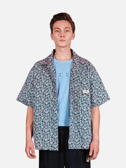 SEVDRUS Story Untold Oversize Shirt – lacivert desenli, önden görünümde model üzerinde