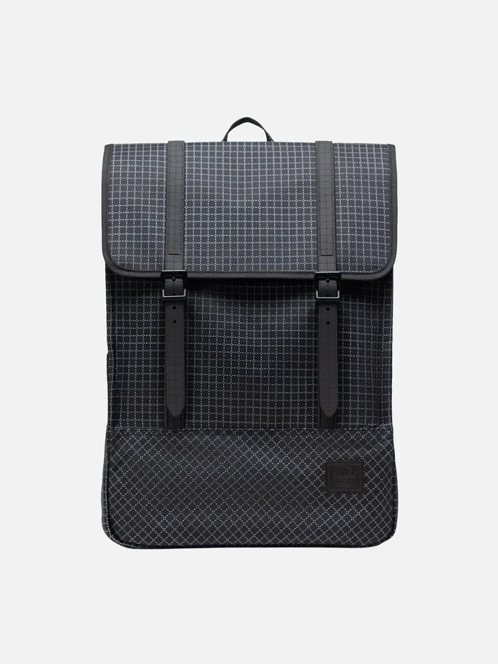 HERSCHEL Survey – Grid Black/Black, önden görünüm, iki kayışlı kapaklı tasarım