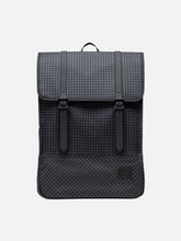 HERSCHEL Survey – Grid Black/Black, önden görünüm, iki kayışlı kapaklı tasarım