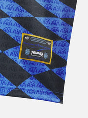 ADIDAS ORIGINALS Thrasher x AFA Argentina Jersey – Black/Blue, yakın çekim, kumaş dokusu ve altın çerçeveli etiket
