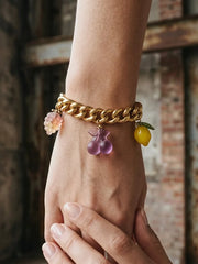 NES VINTAGE Vintage Gold Chain Bracelet with Natural Quartz Fruit Charms — 1980s – altın, bilek üzerinde ön görünüm