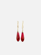 NES VINTAGE Vintage Style Swarovski Crystal Drop Earrings in Ruby Red – Ruby Red, ön görünüm, altın tonlu uçlar
