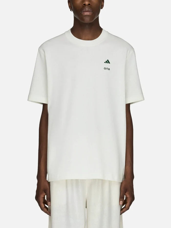 ADIDAS ORIGINALS Arte Antwerp x adidas T-Shirt – Off White, önden görünüm, küçük yeşil logo ve arte yazısı