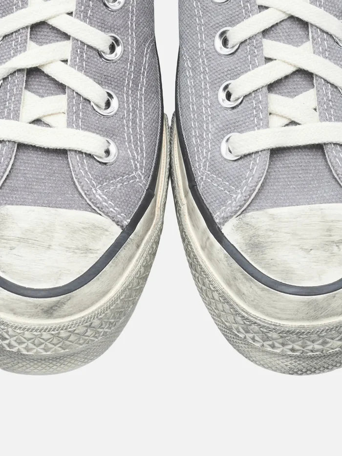 CONVERSE Chuck 70 Lo "Gray" – Gray, önden görünüm, iki ayakkabının ön yüzü ve bağcıklar