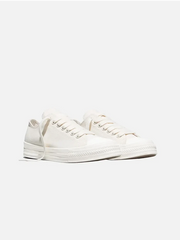 CONVERSE Chuck Taylor Throwback "Vintage White" – beyaz, önden hafif yan görünüm
