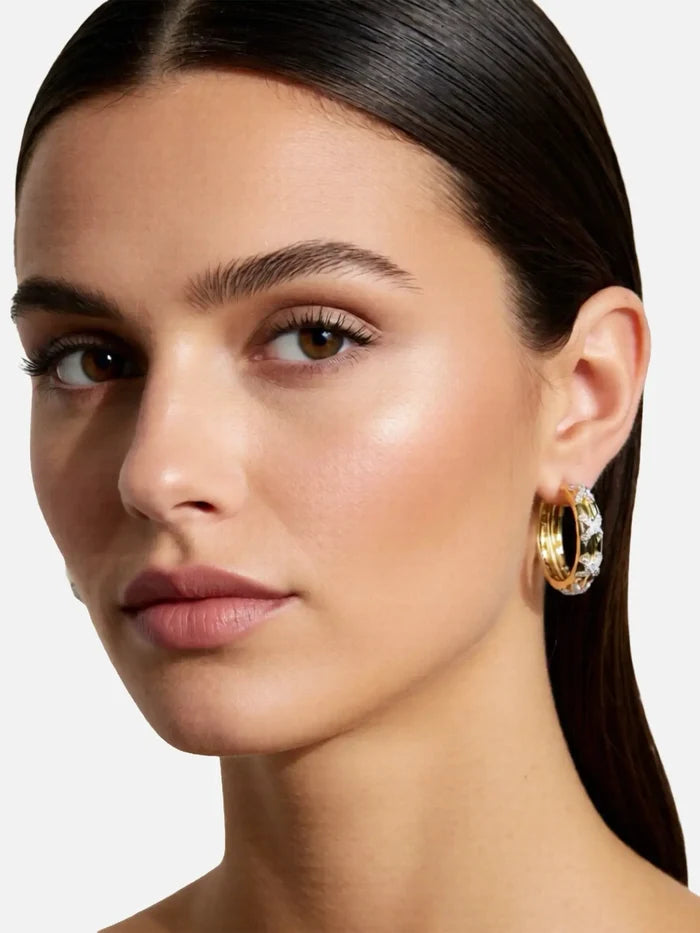 X STUDIO Echo Loop Earrings – Gold, kulakta görünüm