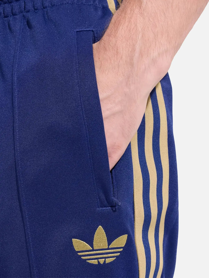 ADIDAS ORIGINALS Fenerbahçe OG2 Track Pant - Dark Blue – yan görünüm, lacivert kumaş ve altın trefoil ile yan şeritler