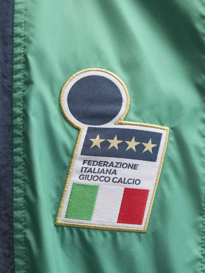ADIDAS ORIGINALS Italy EQT Track Top - Crew Navy, yakın çekimde rozet ve Federazione Italiana Giuoco Calcio detayı