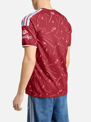 ADIDAS ORIGINALS Liverpool 26/27 Home Jersey – Active Maroon, arka görünüm; beyaz Adidas üç çizgi ve Expedia sponsorı görünür
