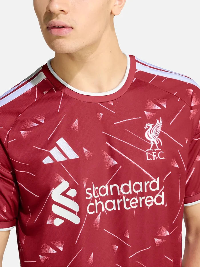 shopi go Liverpool 26/27 Home Jersey - Active Maroon – önde görünüm, gövde üzerinde L.F.C. logosu ve desenli kumaş