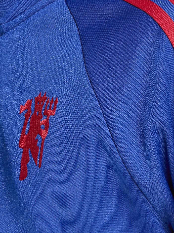 ADIDAS ORIGINALS Manchester United FC OG2 – Royal Blue, ön bölüm yakın görünüm, kırmızı logo baskısı
