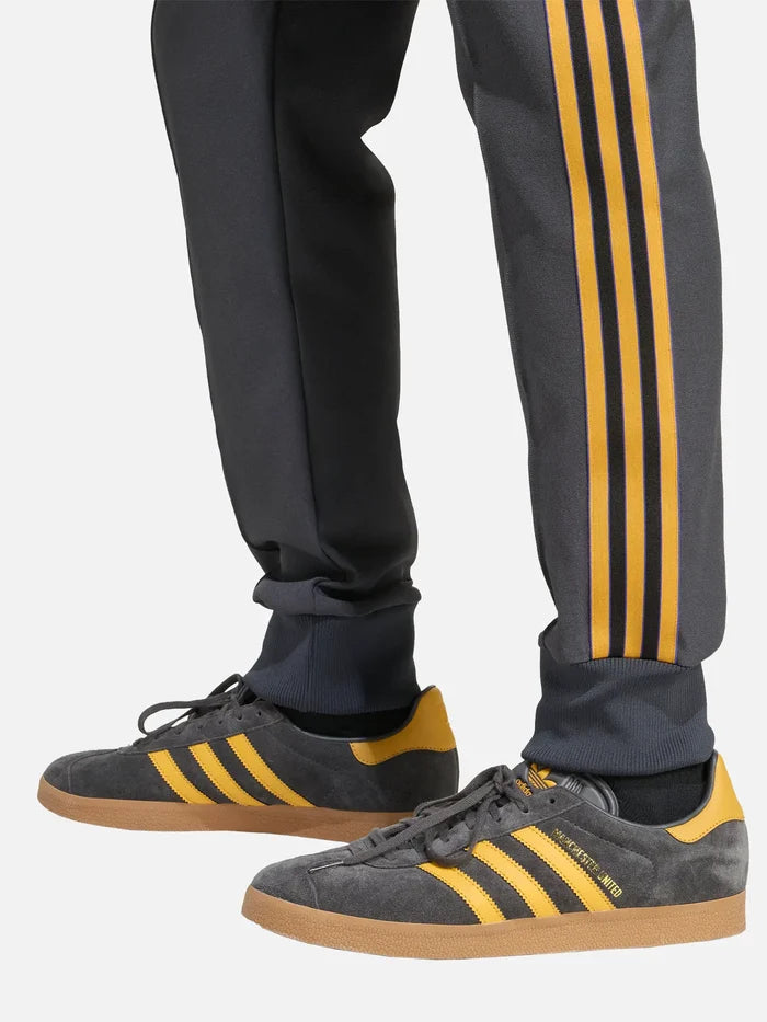 ADIDAS ORIGINALS Manchester United Terrace Icons Track Pants "Utility Black" - Uncategorized EŞOFMAN ALTI