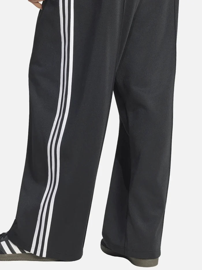 ADIDAS ORIGINALS OS Wide-Leg Track Pants – siyah, yan beyaz üç çizgi, paça ve taban görünümü