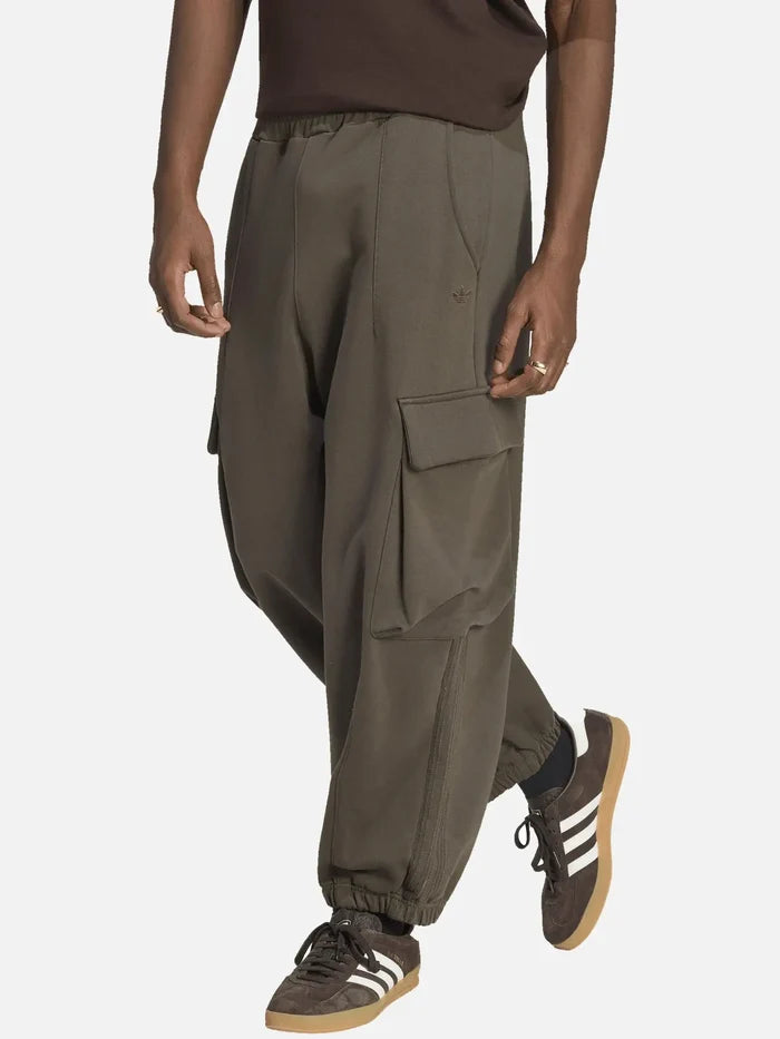 ADIDAS ORIGINALS Premium Essentials Pant – Shadow Olive, yandan görünüm