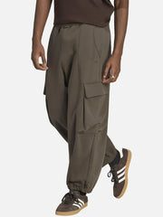 ADIDAS ORIGINALS Premium Essentials Pant – Shadow Olive, yandan görünüm