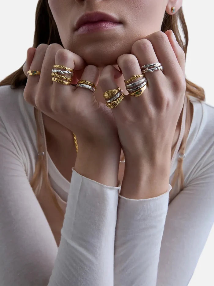 JEWELS FOR JOY Solis Ring – altın/gümüş, modelde parmaklar üzerinde