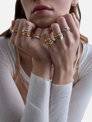 JEWELS FOR JOY Solis Ring – altın/gümüş, modelde parmaklar üzerinde