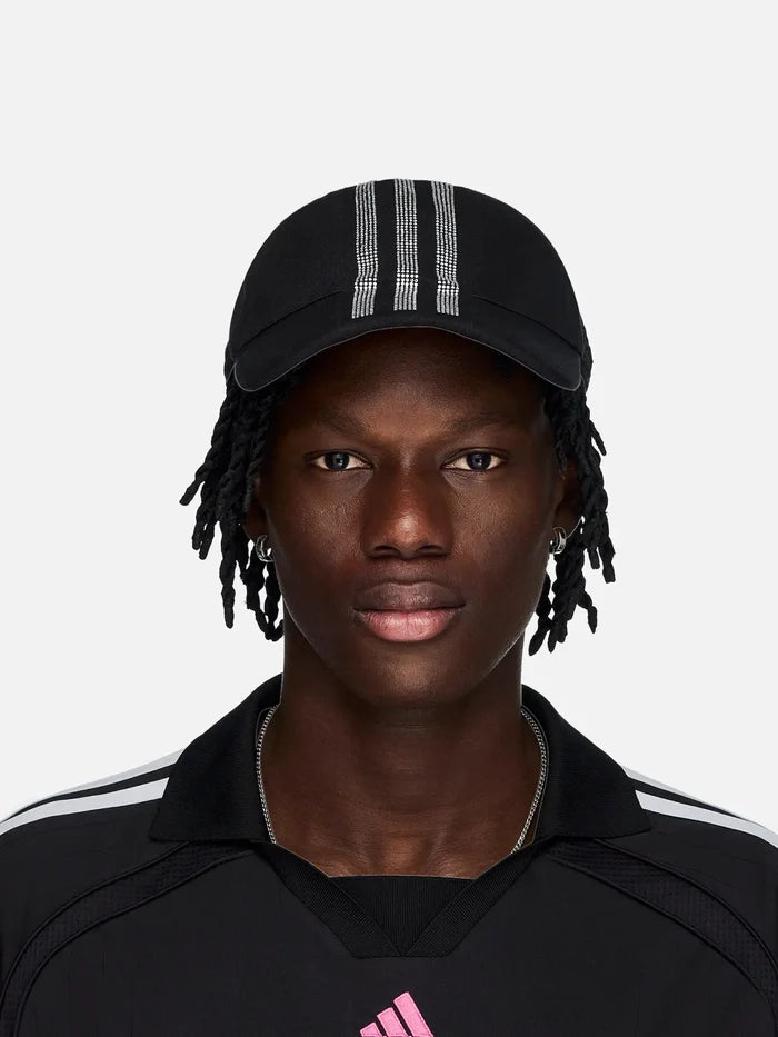ADIDAS ORIGINALS SP5DER x adidas Cap – siyah, önden görünüm, ön panelde taşlı üç çizgi