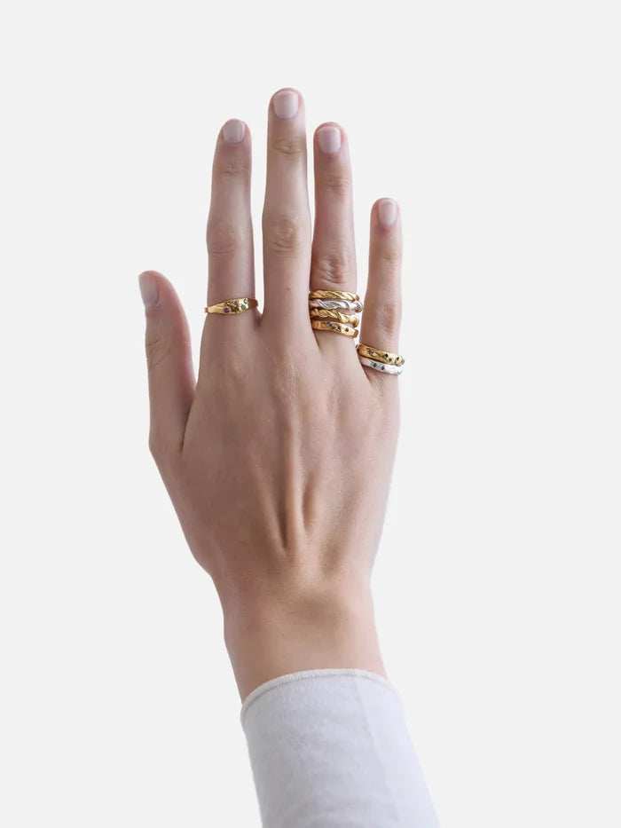 JEWELS FOR JOY Spira Ring – Gold, parmaklarda çoklu yüzükler