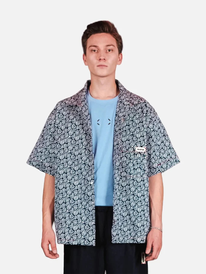 SEVDRUS Story Untold Oversize Shirt – lacivert desenli, önden görünümde model üzerinde