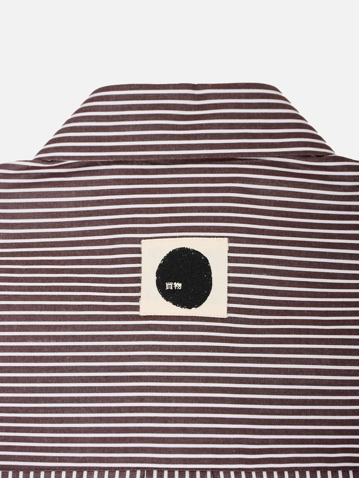 shopi go Sumida Boxy Shirt – koyu kahverengi ve beyaz, kumaş deseni ve etiket yakın görünüm