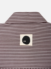 shopi go Sumida Boxy Shirt – koyu kahverengi ve beyaz, kumaş deseni ve etiket yakın görünüm