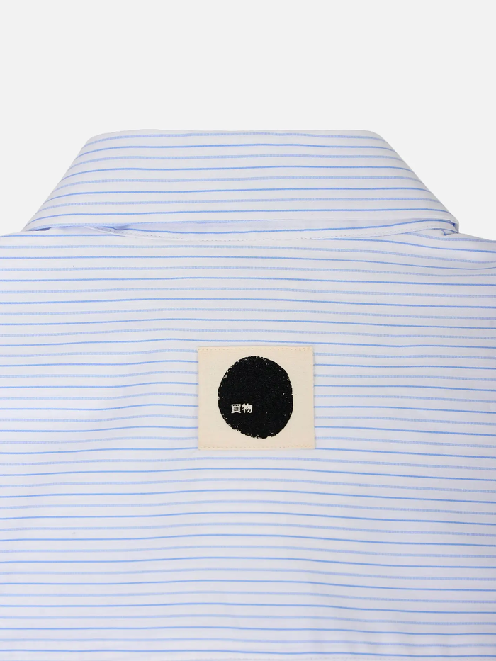 SHOPI GO Sumida Boxy Shirt – Light Blue & White, arka görünüm; ince çizgili kumaş ve krem yama üzerinde siyah daire