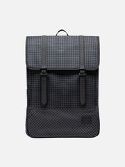 HERSCHEL Survey – Grid Black/Black, önden görünüm, iki kayışlı kapaklı tasarım