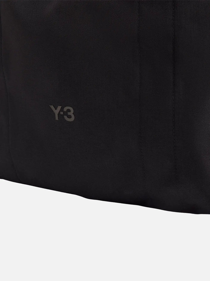 Y-3 Tote – siyah, logonun yakın çekimi, kumaş dokusu görünümü